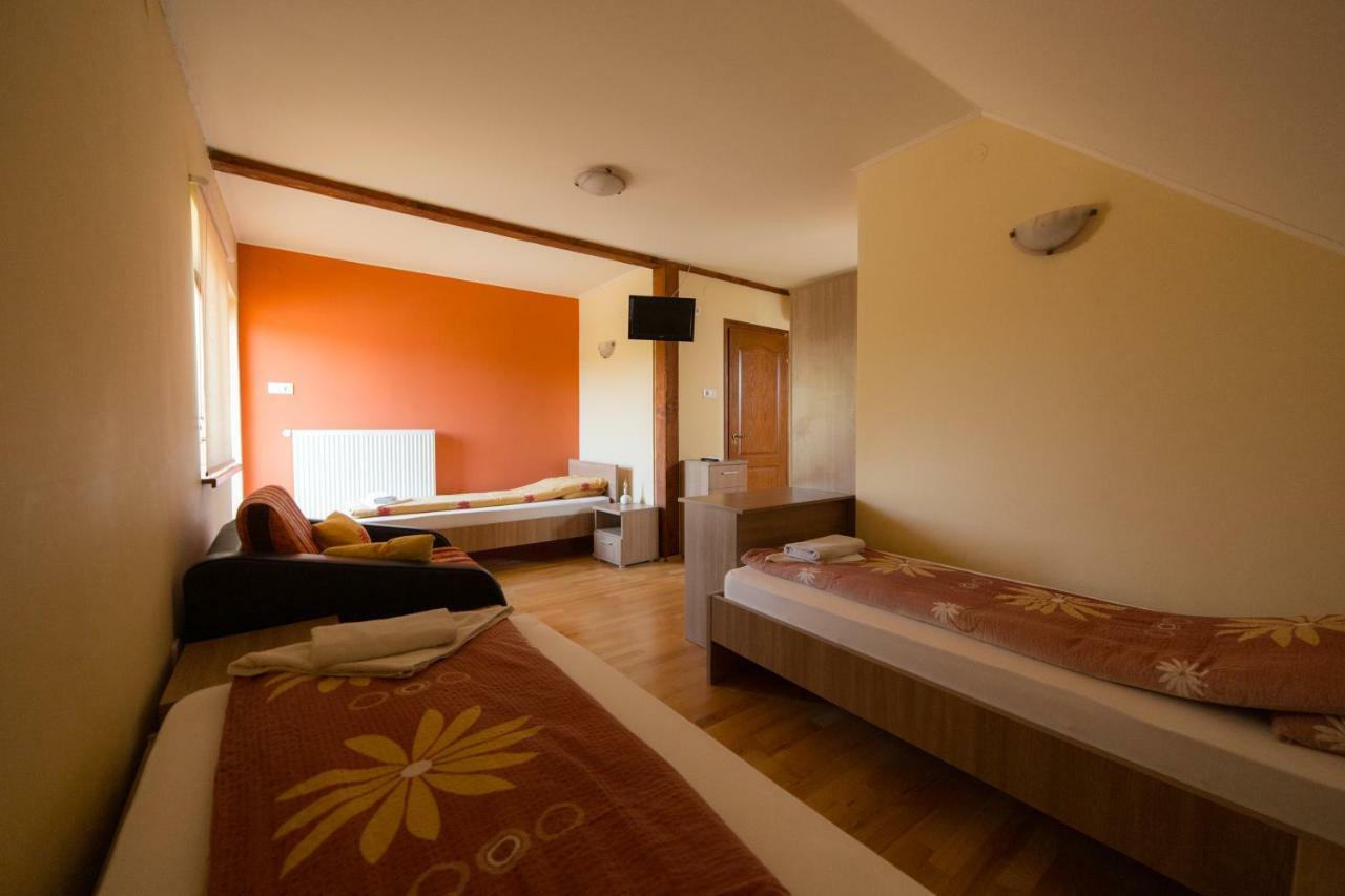Bibic Vendeghazak Hotel Nagybajom ภายนอก รูปภาพ