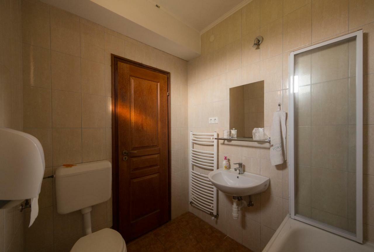 Bibic Vendeghazak Hotel Nagybajom ภายนอก รูปภาพ