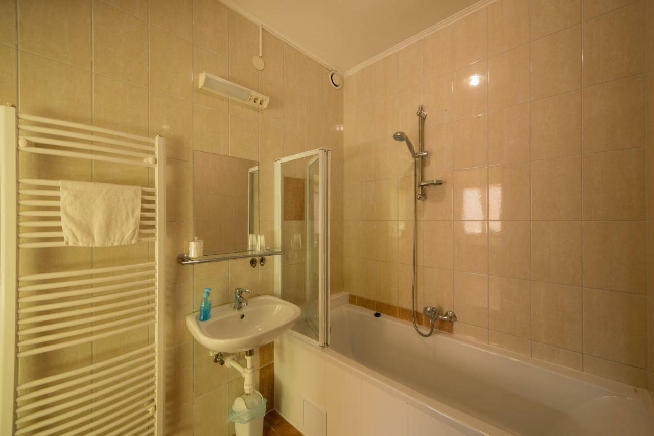 Bibic Vendeghazak Hotel Nagybajom ภายนอก รูปภาพ